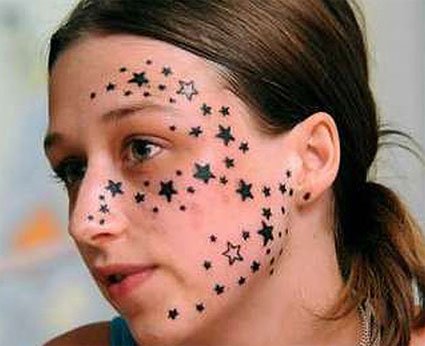 [Image: girl-56-stars-tattoed-on-face1.jpg]